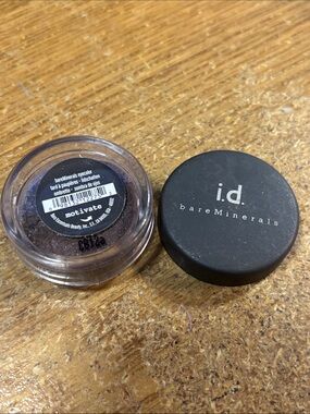 bareMinerals loose eyeshadow pot in deep plum
